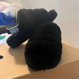 BLACK UGG FLUFF SLIDES